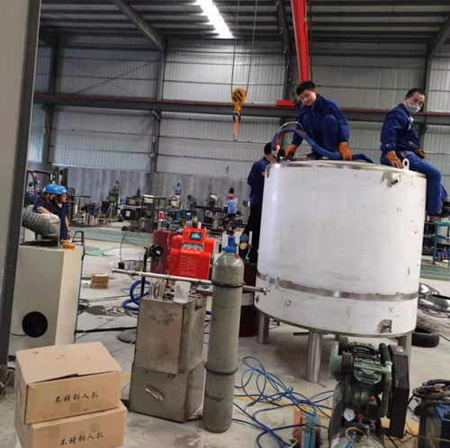 罐體聚氨酯發泡(圖3) 罐體聚氨酯發泡夾層灌注