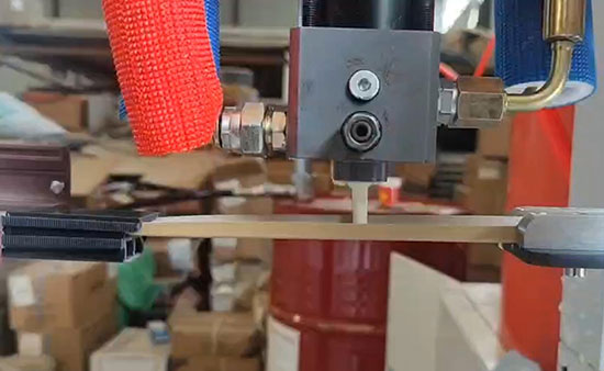 JX-H-P30S穿條機(jī) 穿紙條式鋁型材發(fā)泡設(shè)備案例